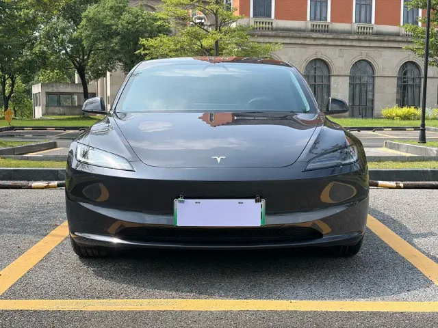 Tesla Model 3 — Фото автомобиля 2