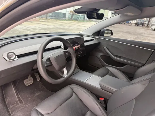 Tesla Model 3 — Фото автомобиля 5
