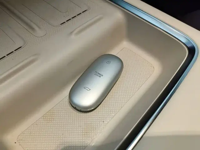 Li Auto MEGA — Фото автомобиля 8