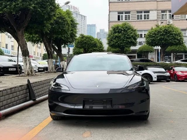 Tesla Model 3 — Фото автомобиля 2