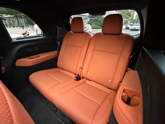 Li Auto L8 — Фото автомобиля 16