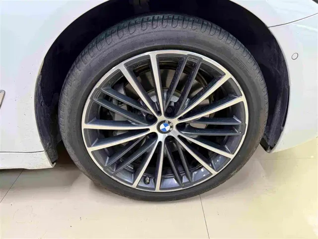 BMW 5 Series — Фото автомобиля 9