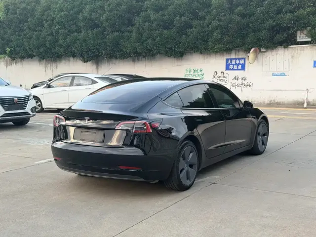 Tesla Model 3 — Фото автомобиля 9