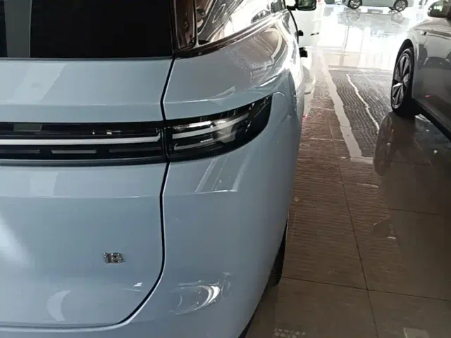 Li Auto i8 — Фото автомобиля 7
