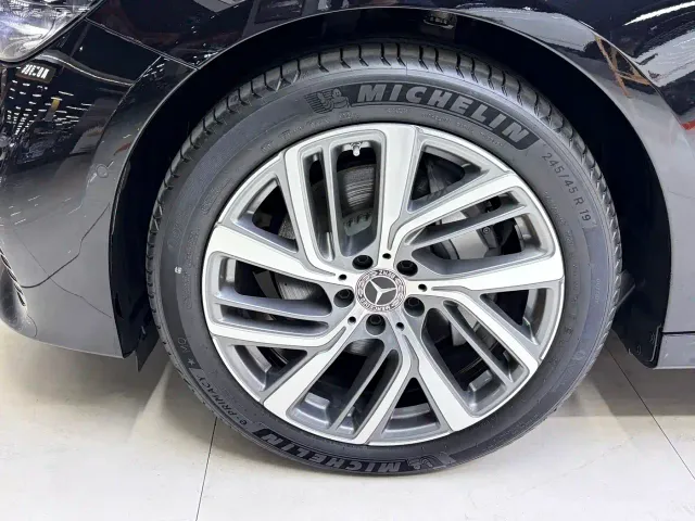 Mercedes-Benz E-Class — Фото автомобиля 23