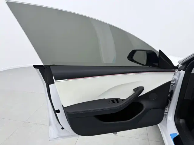 Tesla Model 3 — Фото автомобиля 16