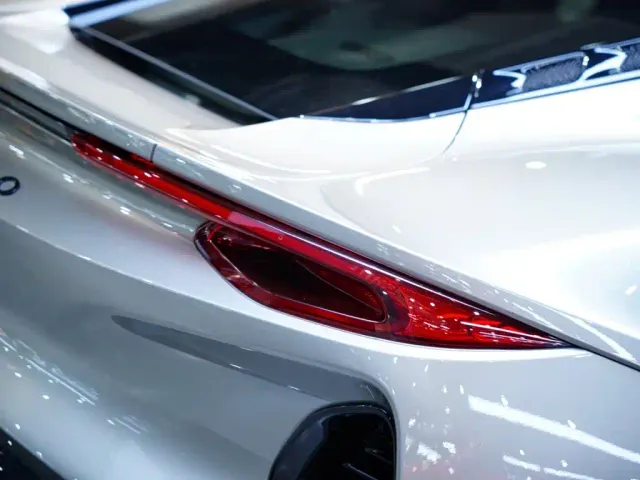 Lotus Emira — Фото автомобиля 9