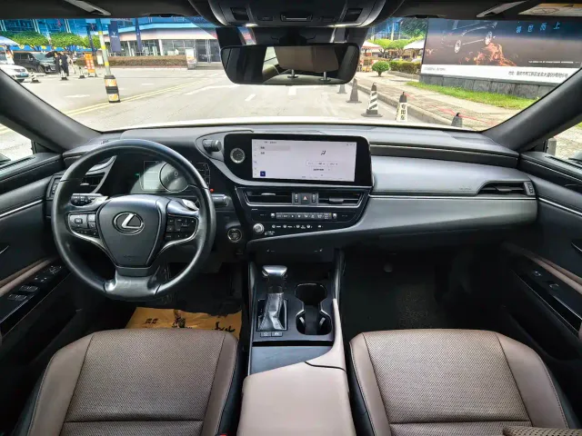 Lexus ES — Фото автомобиля 13