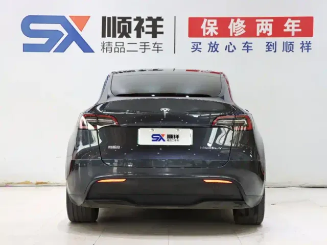 Tesla Model Y — Фото автомобиля 5
