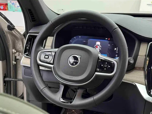 Volvo XC90 — Фото автомобиля 12