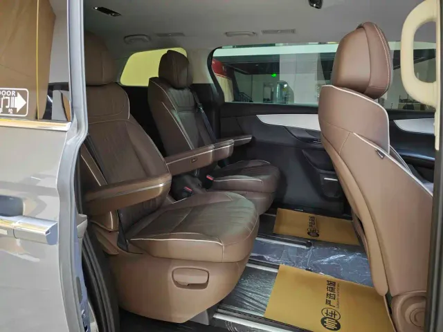 Roewe iMAX8 — Фото автомобиля 10