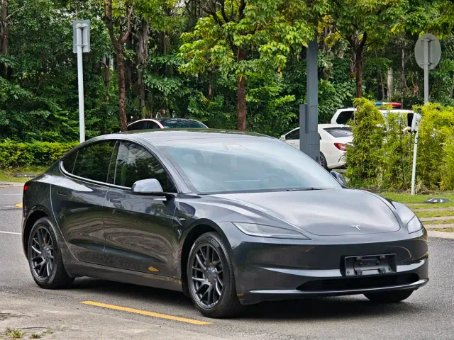 Tesla Model 3 — Фото автомобиля 3