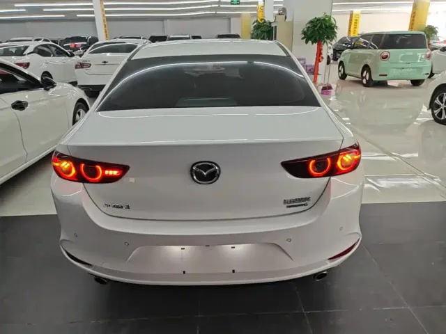 Mazda Axela — Фото автомобиля 5
