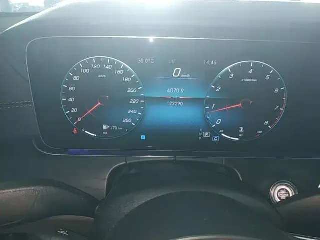 Mercedes-Benz E-Class — Фото автомобиля 11