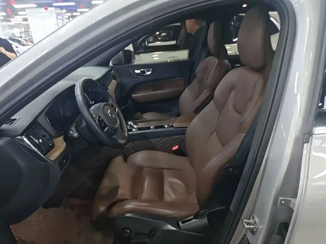 Volvo XC60 — Фото автомобиля 14