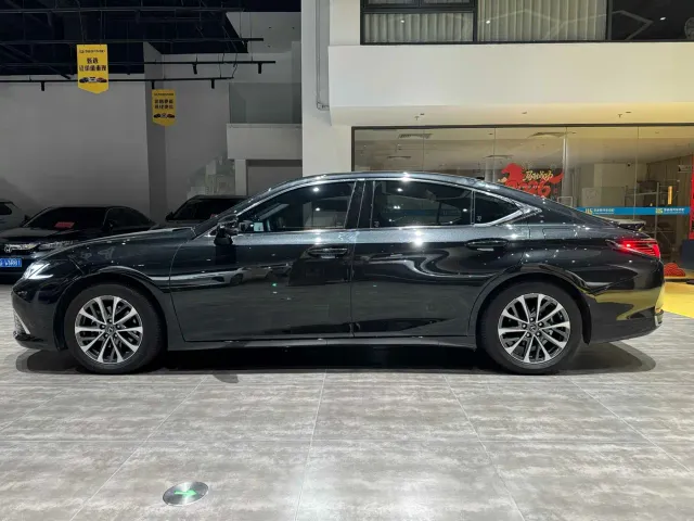Lexus ES — Фото автомобиля 3
