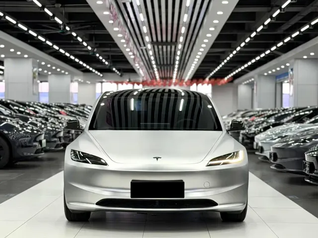 Tesla Model 3 — Фото автомобиля 2