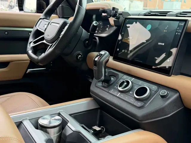 Land Rover Defender — Фото автомобиля 14