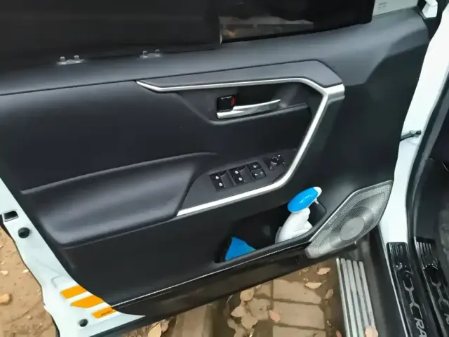 Toyota RAV4 — Фото автомобиля 7