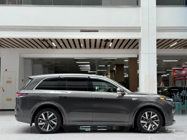 Li Auto L8 — Фото автомобиля 4