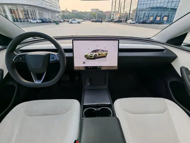 Tesla Model 3 — Фото автомобиля 9