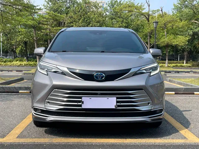 Toyota Sienna — Фото автомобиля 2