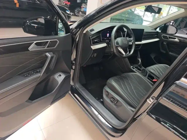 Volkswagen Tiguan L — Фото автомобиля 15
