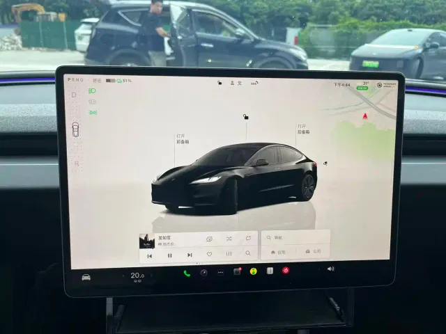 Tesla Model 3 — Фото автомобиля 5