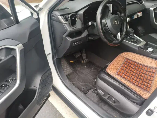 Toyota RAV4 — Фото автомобиля 12