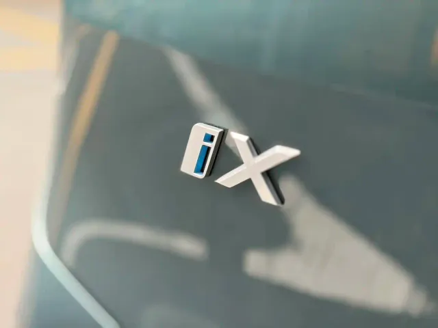 BMW iX — Фото автомобиля 11