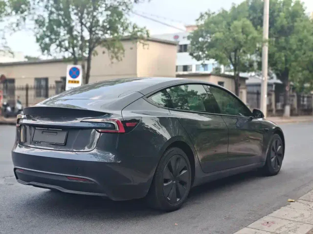 Tesla Model 3 — Фото автомобиля 11