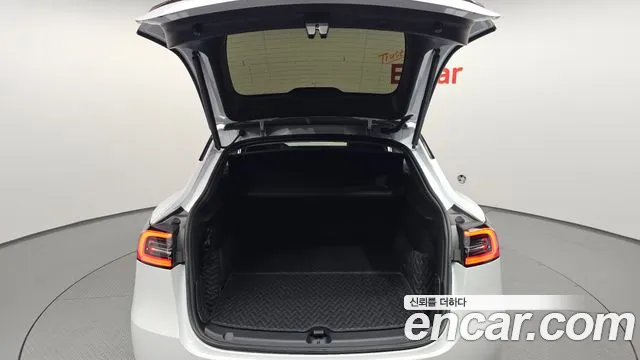 Tesla Model Y — Фото автомобиля 30