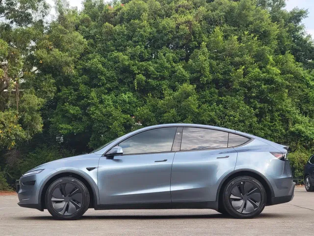 Tesla Model Y — Фото автомобиля 6
