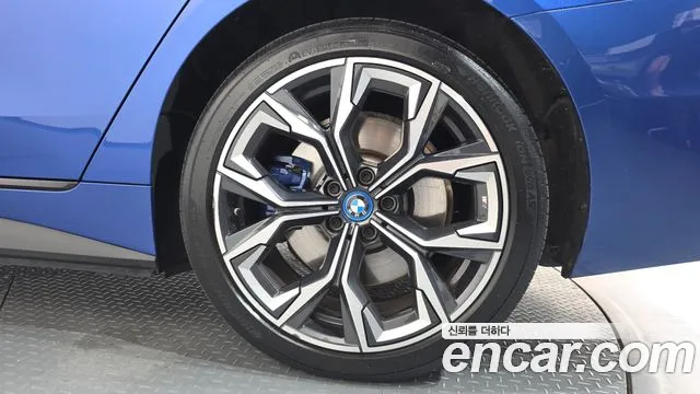 BMW i4 — Фото автомобиля 21