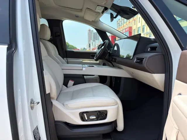 Li Auto MEGA — Фото автомобиля 14