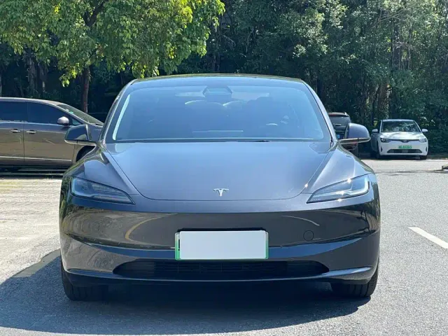 Tesla Model 3 — Фото автомобиля 2