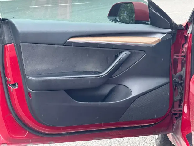 Tesla Model 3 — Фото автомобиля 4
