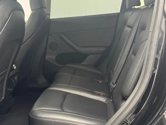 Tesla Model Y — Фото автомобиля 17