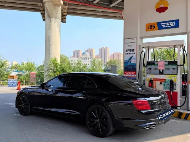 Bentley Flying Spur — Фото автомобиля 2