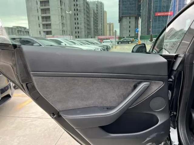 Tesla Model 3 — Фото автомобиля 11
