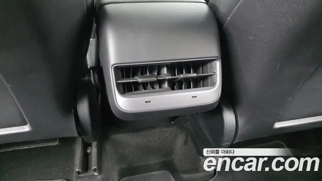 Tesla Model Y — Фото автомобиля 18