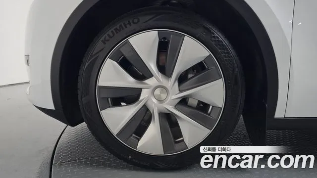 Tesla Model Y — Фото автомобиля 5
