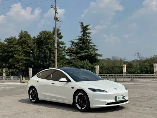 Tesla Model 3 — Фото автомобиля 3