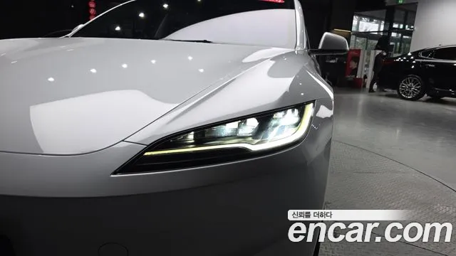 Tesla Model 3 — Фото автомобиля 21