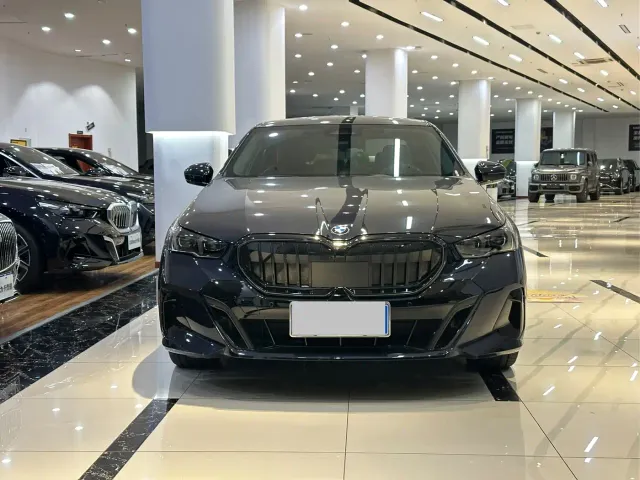 BMW 5 Series — Фото автомобиля 2