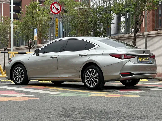 Lexus ES — Фото автомобиля 4