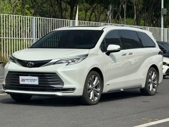 Toyota Sienna — Фото автомобиля 2