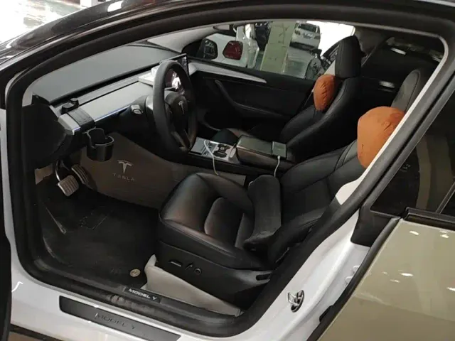 Tesla Model Y — Фото автомобиля 14