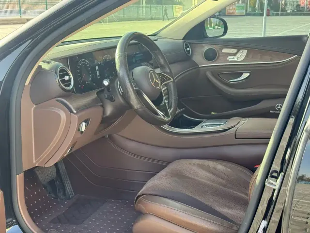 Mercedes-Benz E-Class — Фото автомобиля 4