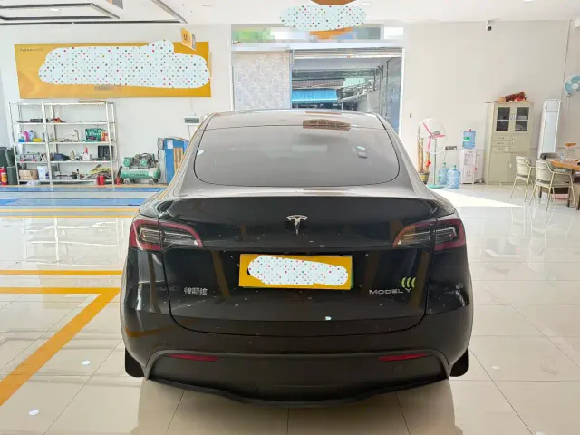 Tesla Model Y — Фото автомобиля 8